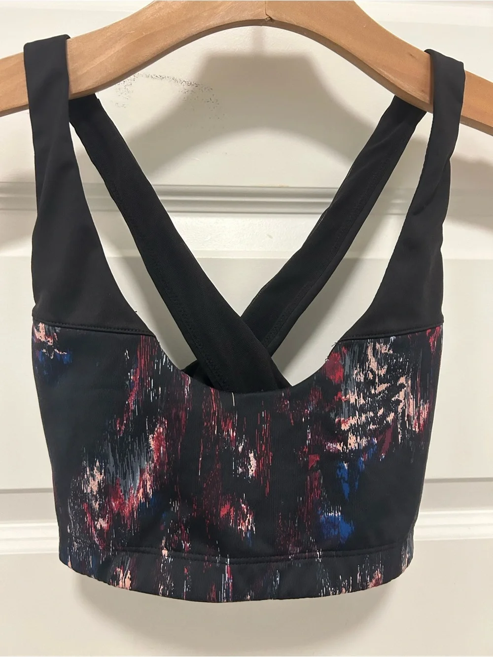 Victoria Sport Cross-Back Black Abstract-Print Sports Bra